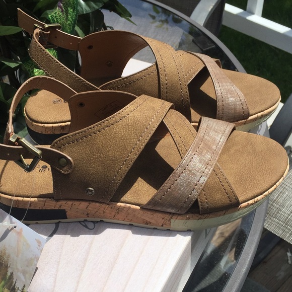 NWT Bearpaw Shelli Sandals.  size 9 - Picture 3 of 7